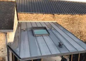 Pose de fenêtre de toit Velux®.
